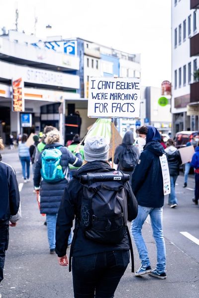 Datei:Marching for facts.jpg